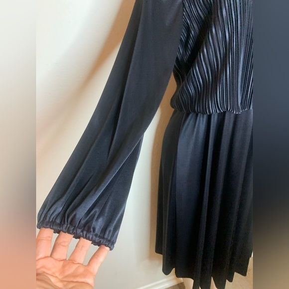 Elegant Black Pleated Dress - Picture 4 of 10